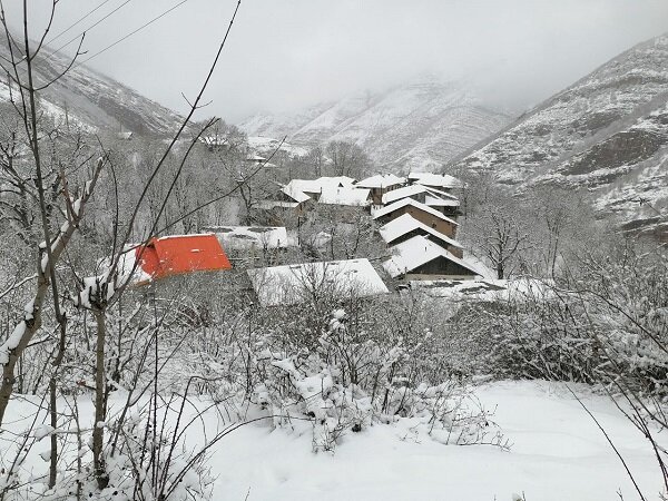 بارش برف در روستای کاکرود بخش رحیم آباد رودسر