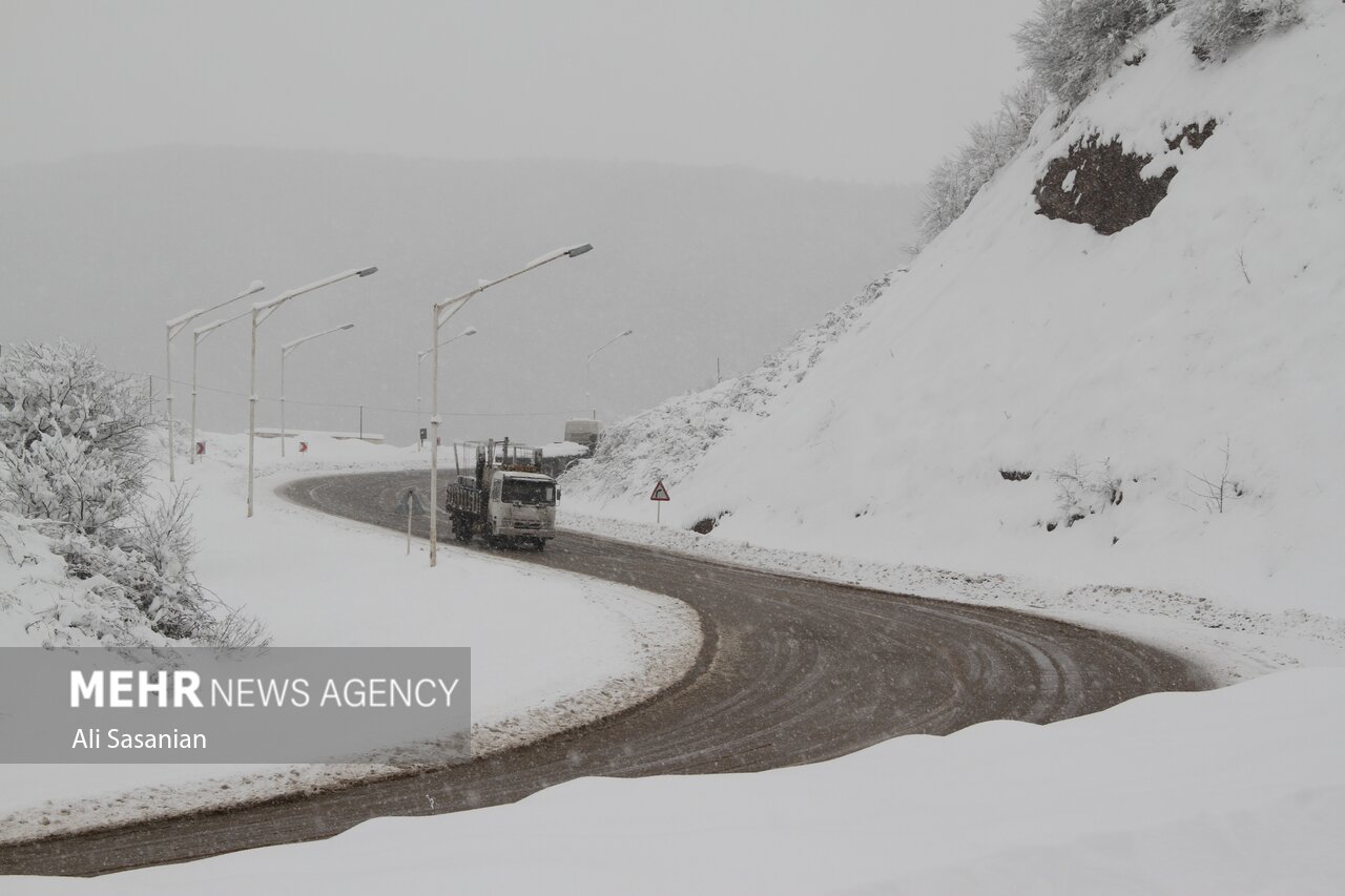 بارش برف در گردنه حیران آستارا