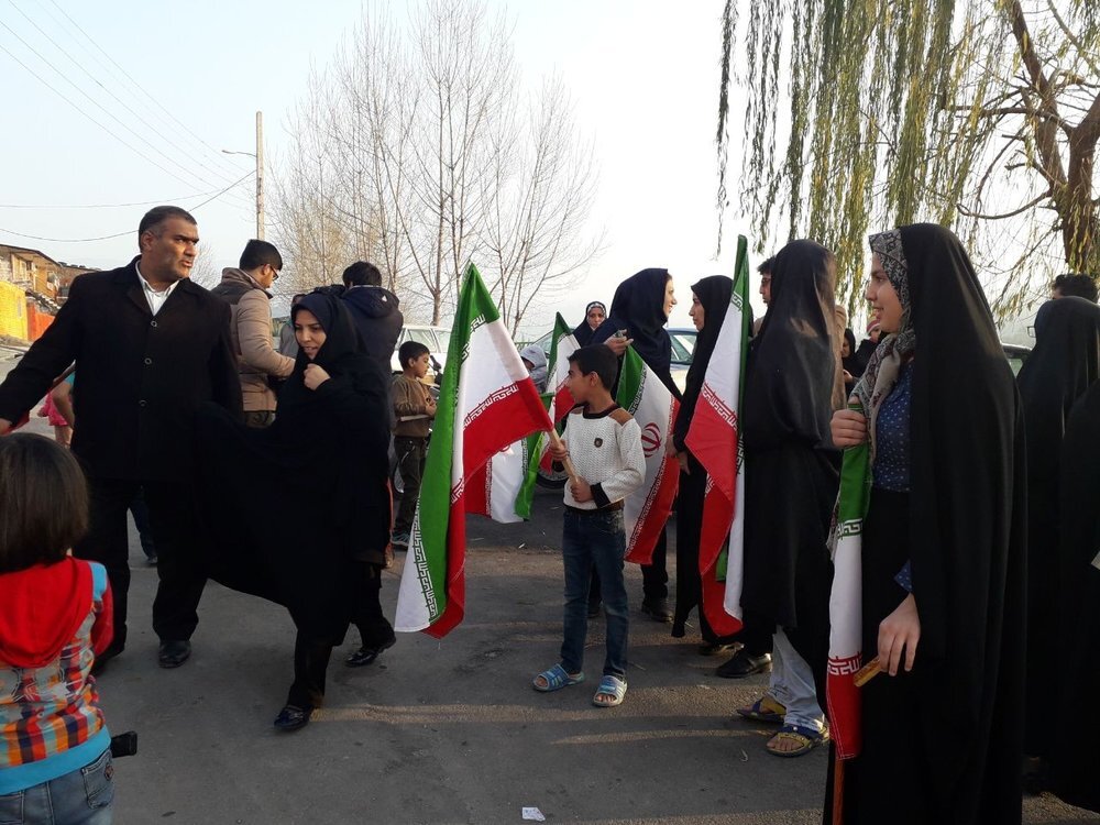 نمایش عشق و دلدادگی در فجر 44/دلبستگی مردم به انقلاب ناگسستنی است