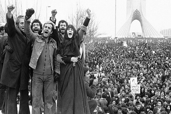 نخبگان در بیان دستاوردهای انقلاب کوشاتر باشند