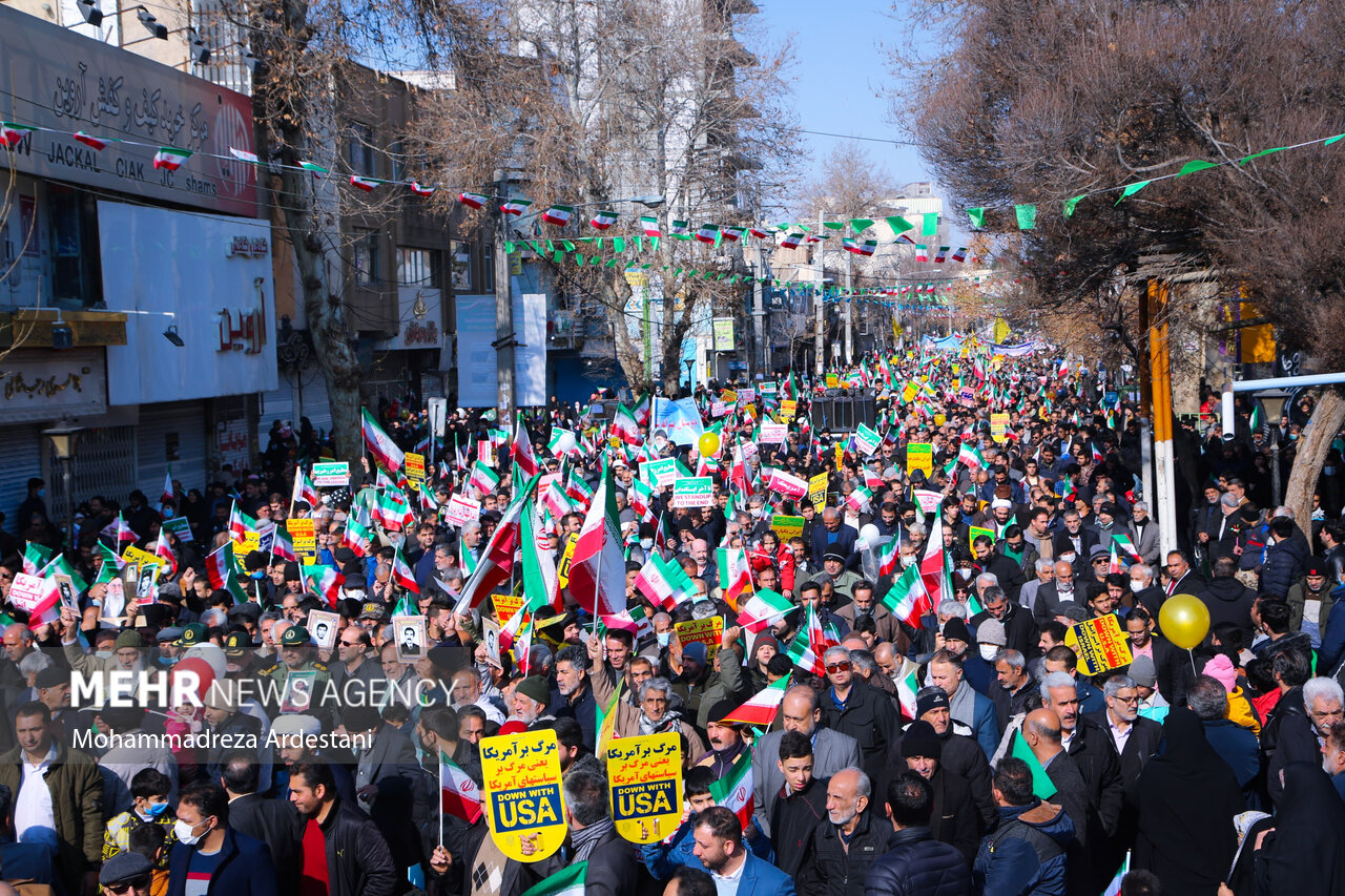 همنوایی سرود جمهوری اسلامی ایران توسط راهپیمایان گلستانی