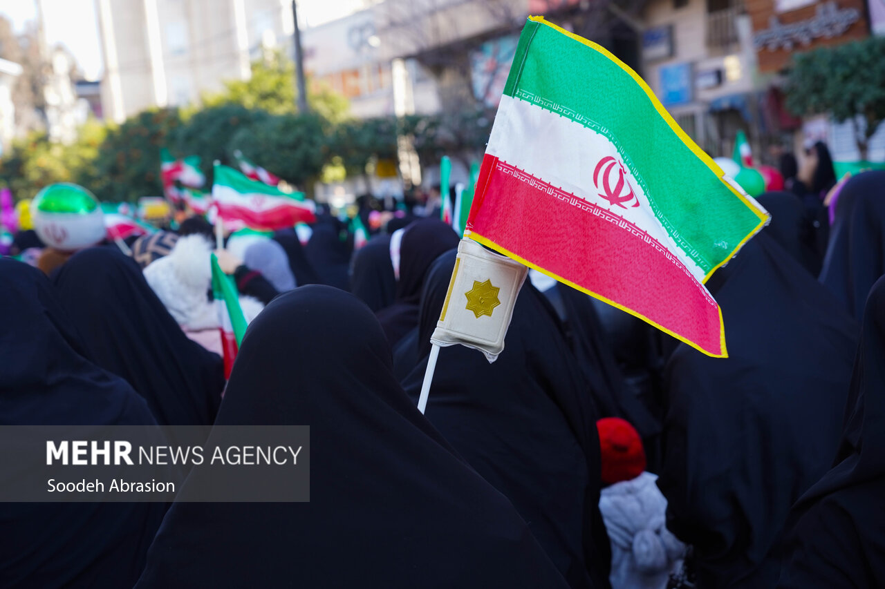 حضور میلیونی مردم در راهپیمایی توطئه های رنگین دشمنان راباطل کرد