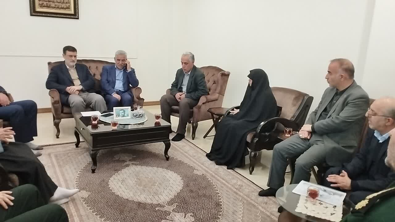 معاون رئیس جمهور با خانواده 2 شهید در رودبار دیدار کرد