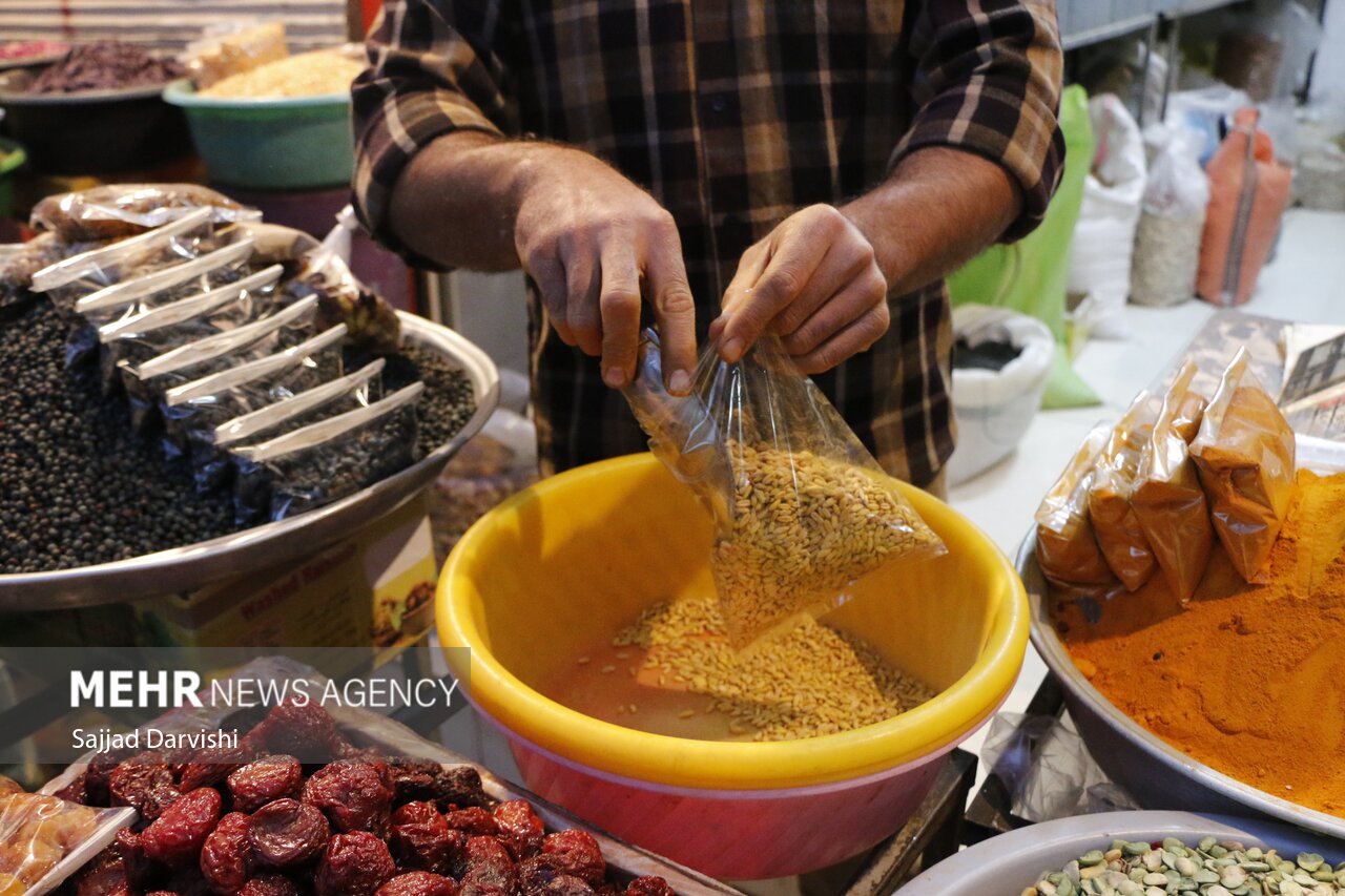 بساط نوروزی دستفروشان در بابلسر