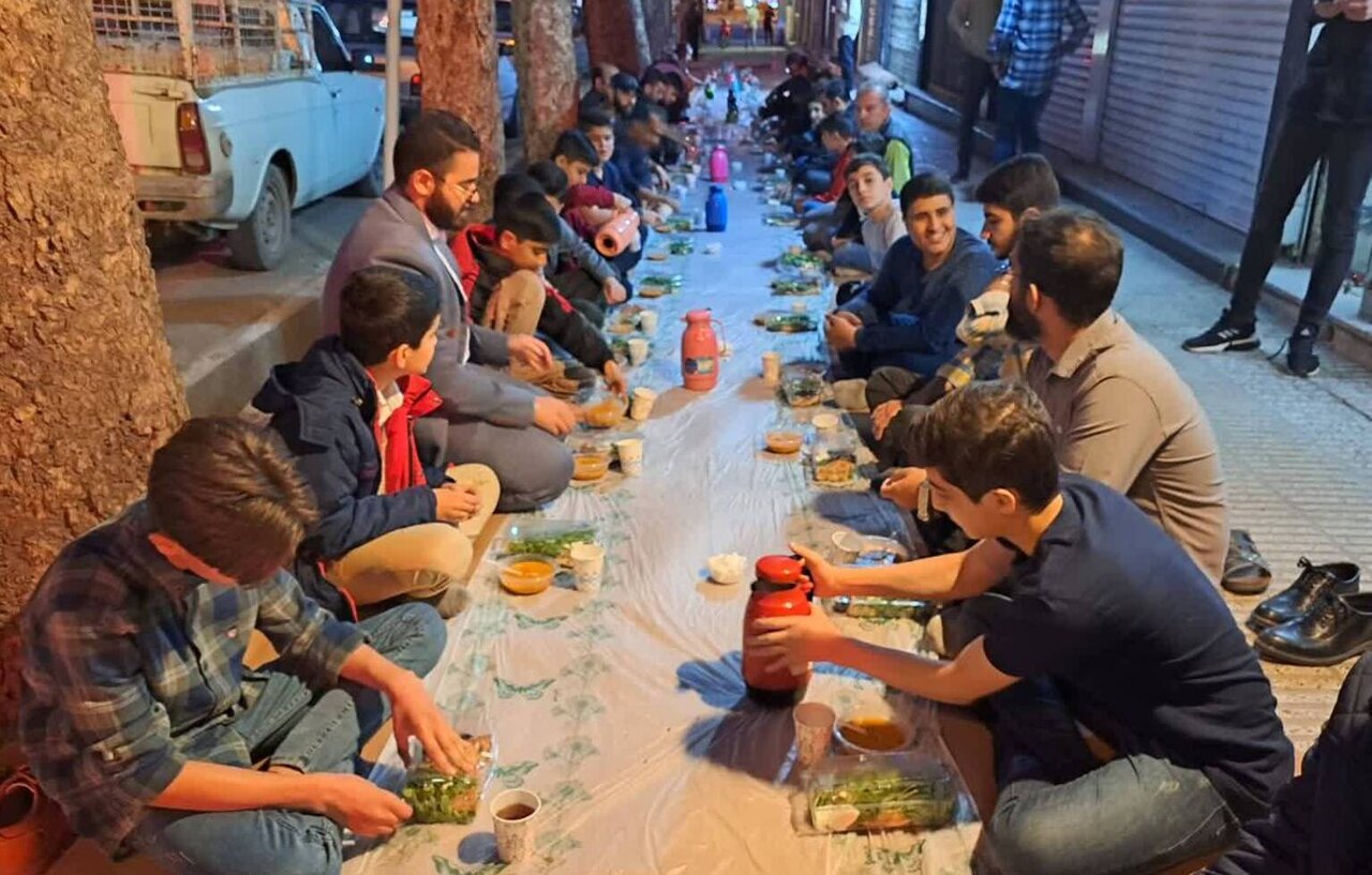 افطاری ساده خیابانی به همت دانش آموزان گرگانی
