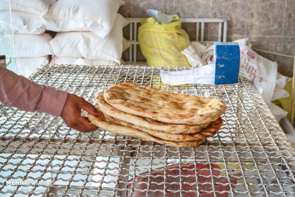 پخت و توزیع نان در جوار حرم سلطان سید جلال‌الدین اشرف(ع)