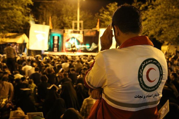 100 امدادگر به عزاداران شب‌های قدر در گلستان خدمات دهی می کنند