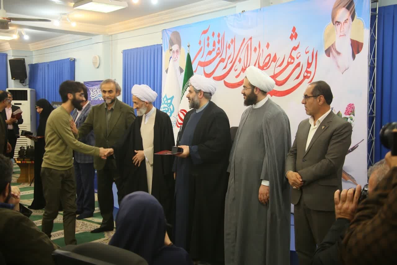هنرمندان برای ترویج ارزش‌های اسلامی همت داشته باشند