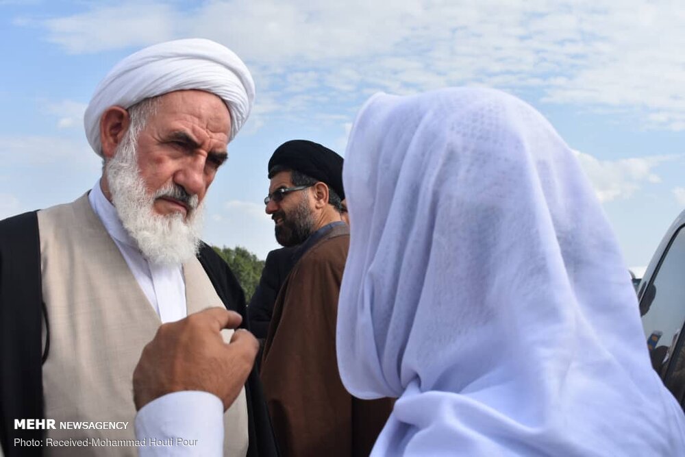 تصاویری از آیت‌الله سلیمانی در جریان امدادرسانی به سیل‌زدگان