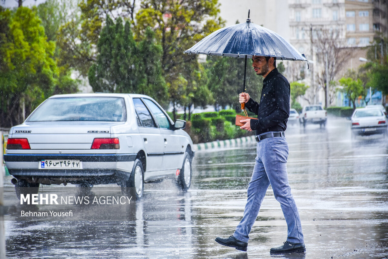 بارش شدید باران و آبگرفتگی معابر در رشت