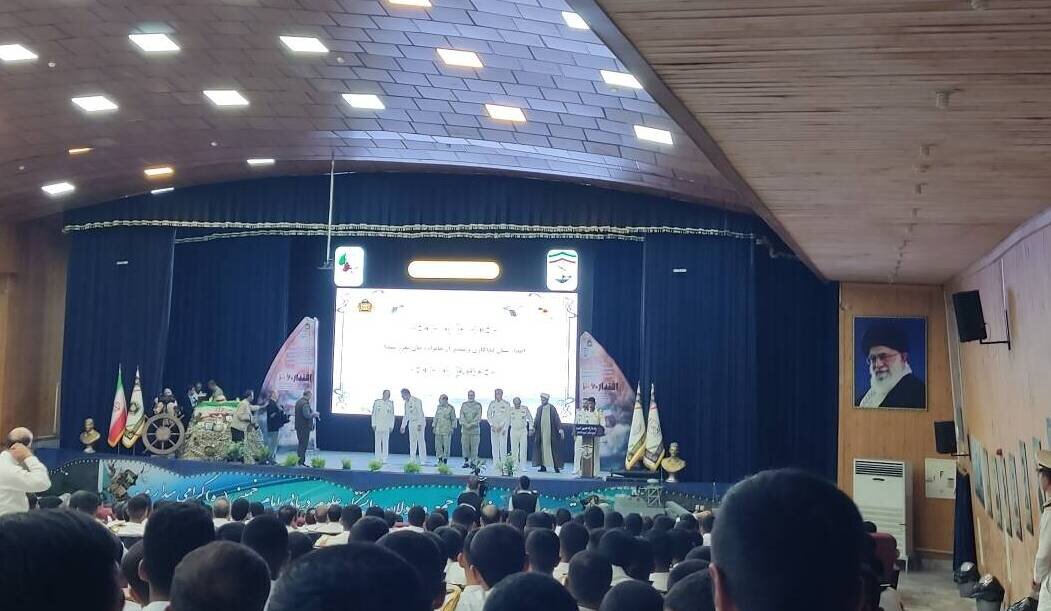 اهدای نشان فداکاری به خانواده معزز شهیدان ارتش