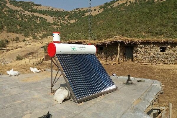 37 دستگاه آبگرمکن خورشیدی رایگان به مردم حاجی آباد تحویل شد