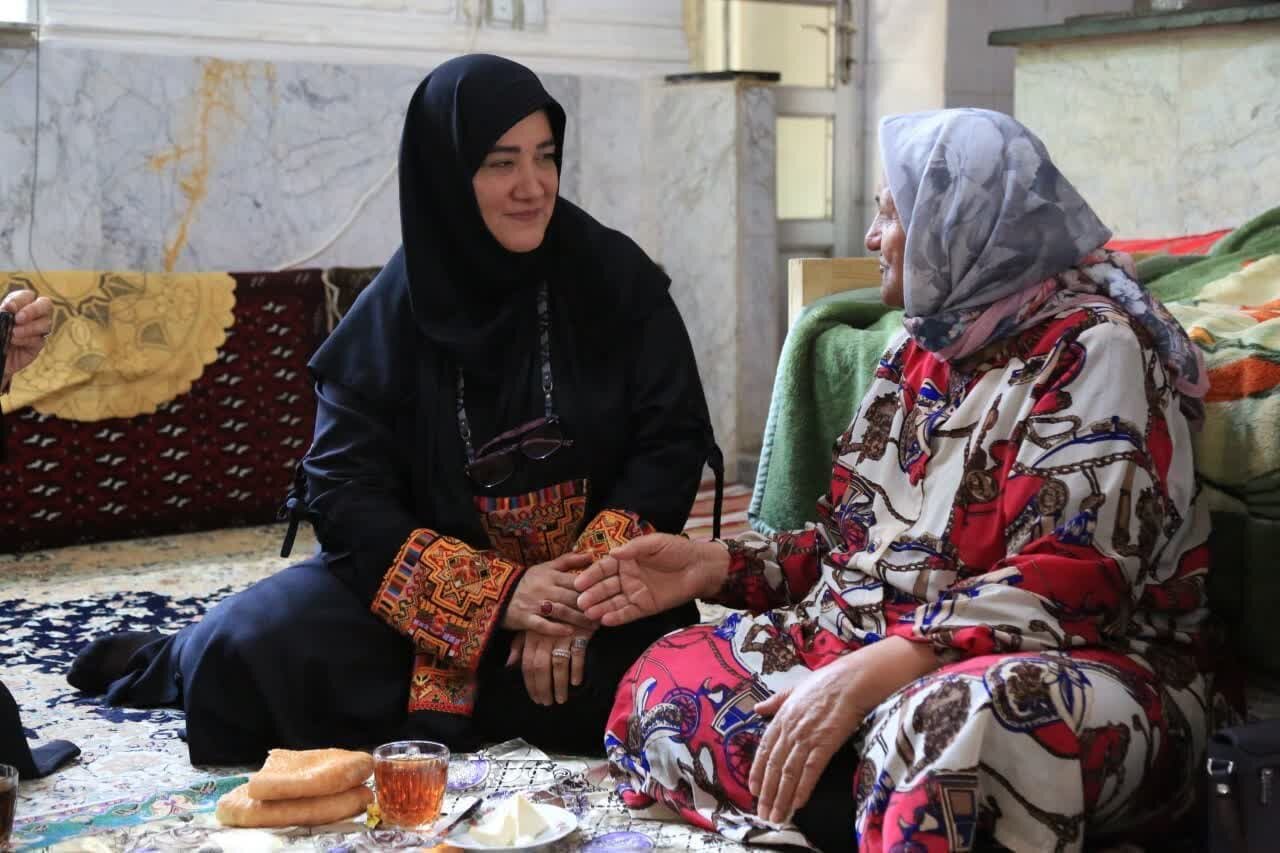 معاون وزیر میراث فرهنگی با خاله رحیمه، جاجیم باف گرگانی دیدار کرد