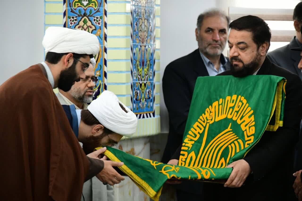 ورود پرچم مطهر بارگاه رضوی به ادارات مازندران