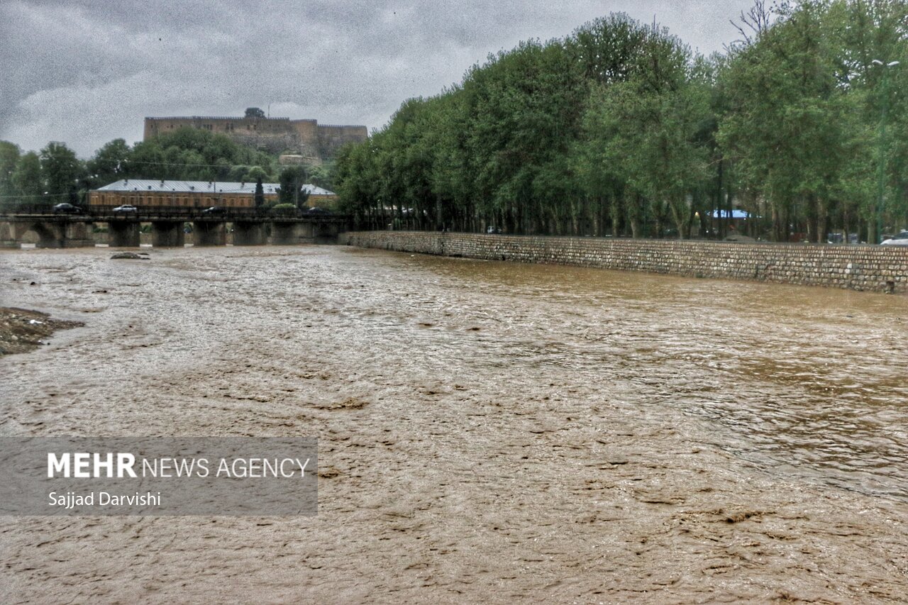 احتمال جاری شدن روان آب و ریزش سنگ در محورهای کوهستانی مازندران