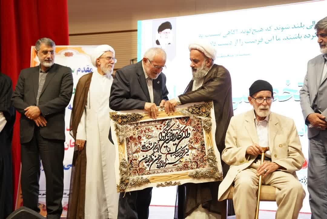 تجلیل از خدمات نیم قرنی شاعر و مداحل اهل بیت (ع) در مازندران
