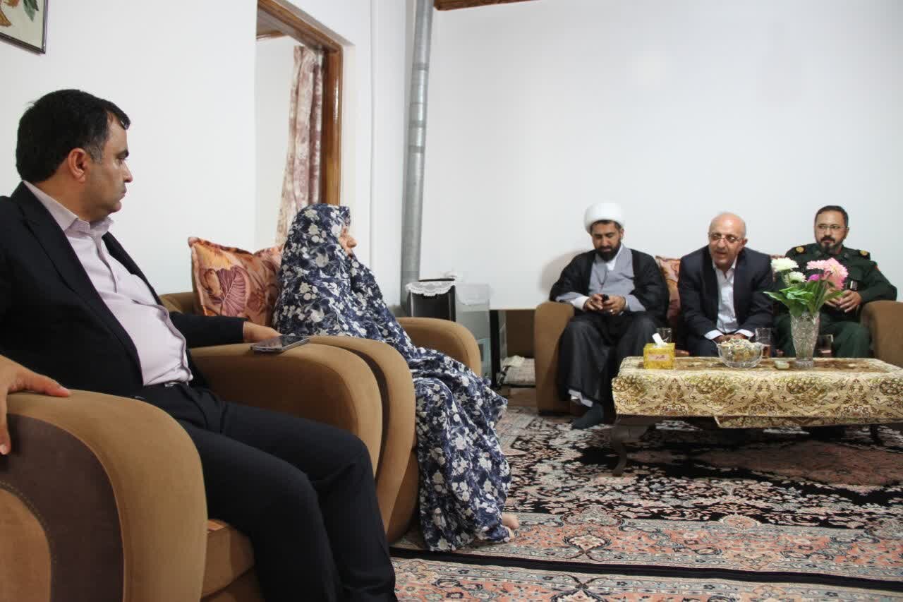 تکریم خانواده شهدا فرهنگ ایثار را در جامعه تقویت می‌کند