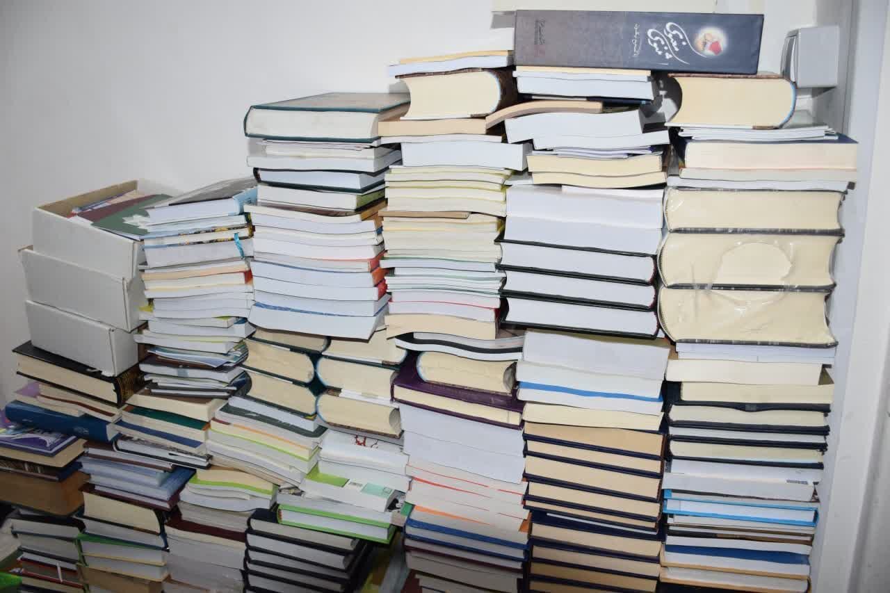 اهدای 500 جلد کتاب به کتابخانه مرکزی رشت