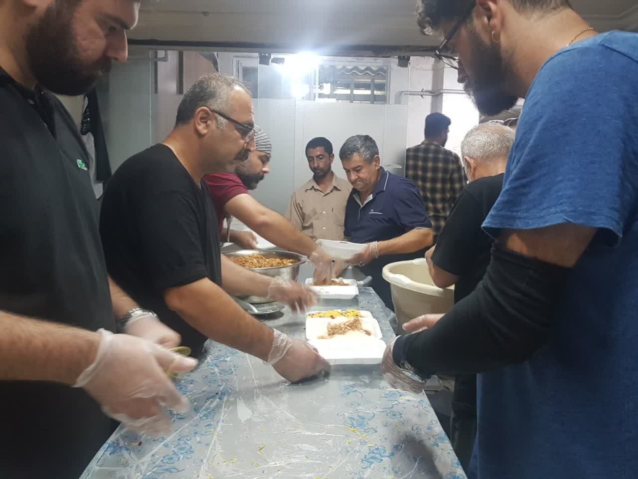 توزیع روزانه غذای گرم از محل موقوفات در بابل