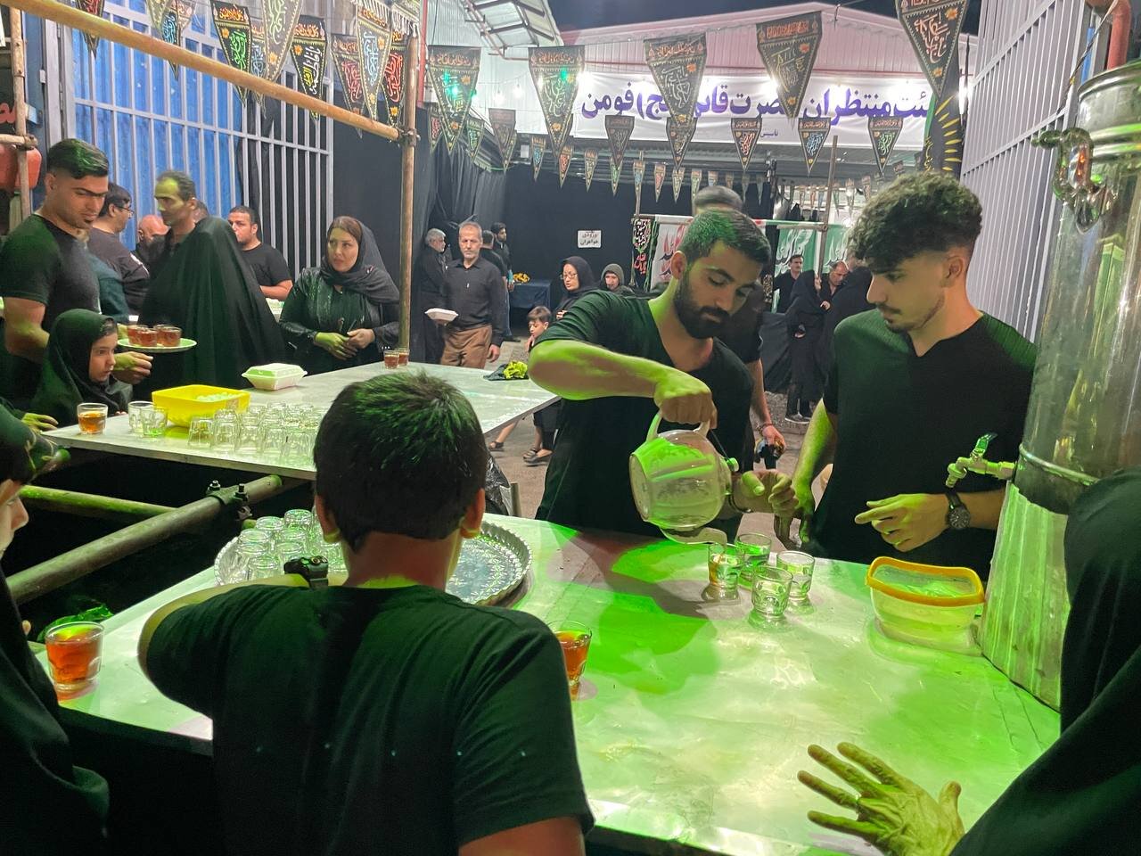 برپایی ایستگاه صلواتی به عشق حسین(ع) در فومن