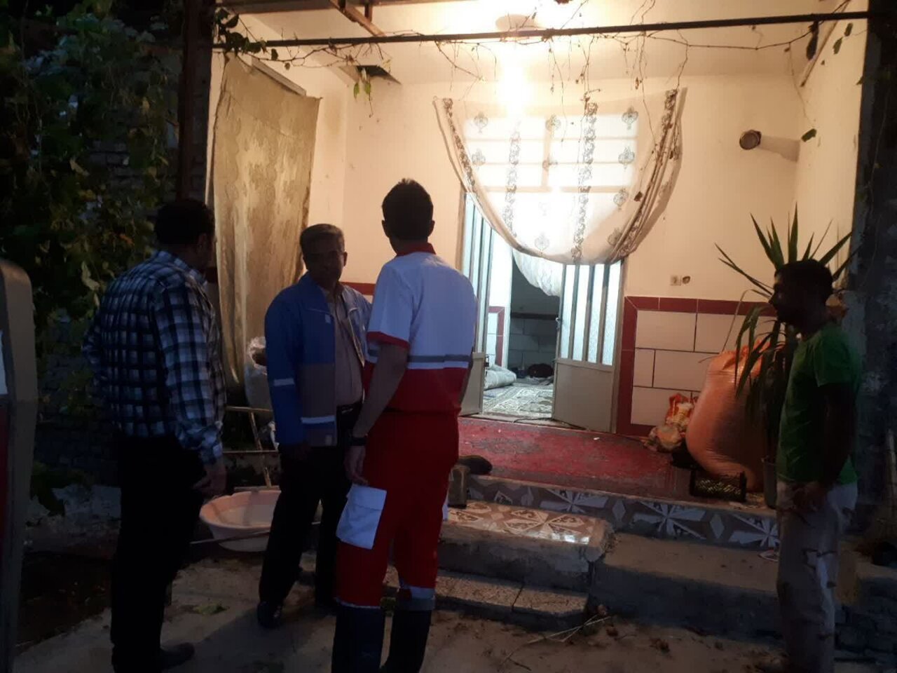 امدادرسانی به 25 متاثر از بارش تگرگ در روستای ازدار تپه آزادشهر