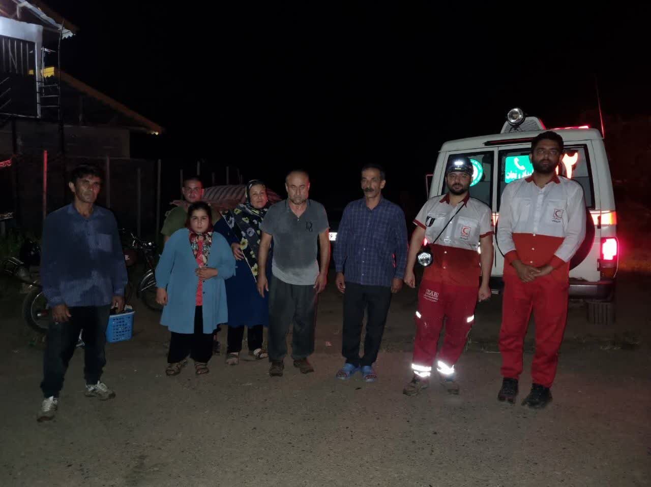 نجات جان خانواده 4 نفره توسط هلال احمر لنگرود