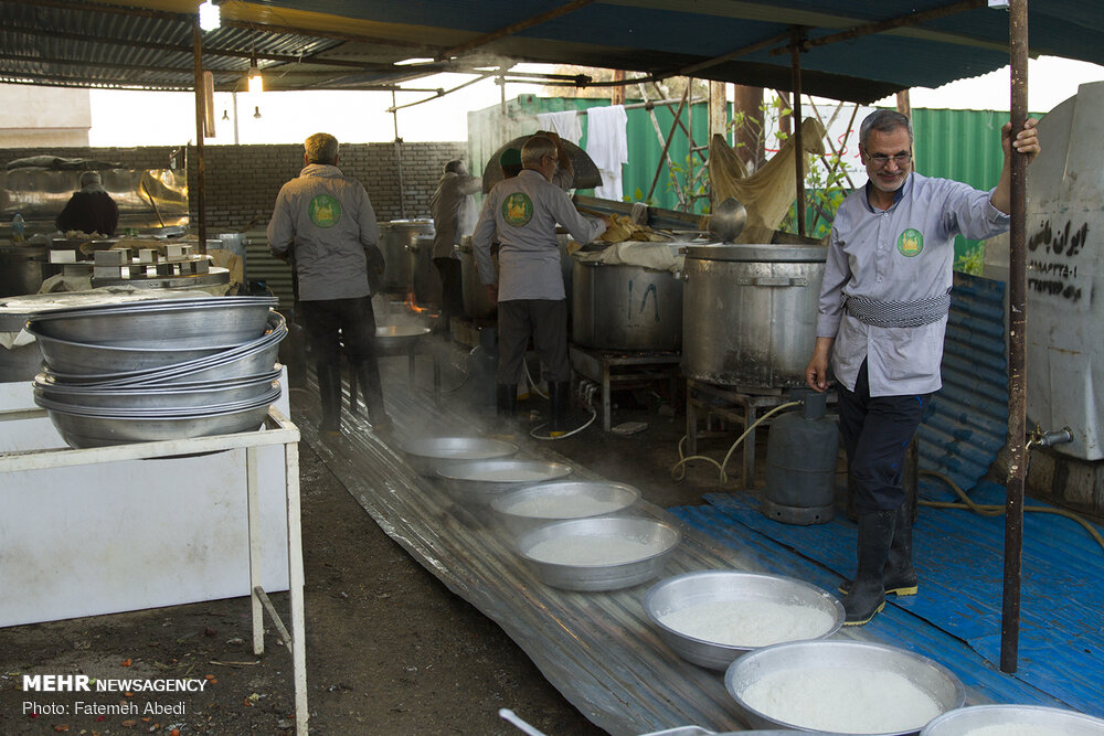موکب علی ابن موسی الرضای گلستان در حی العباس خدمت رسانی می کند