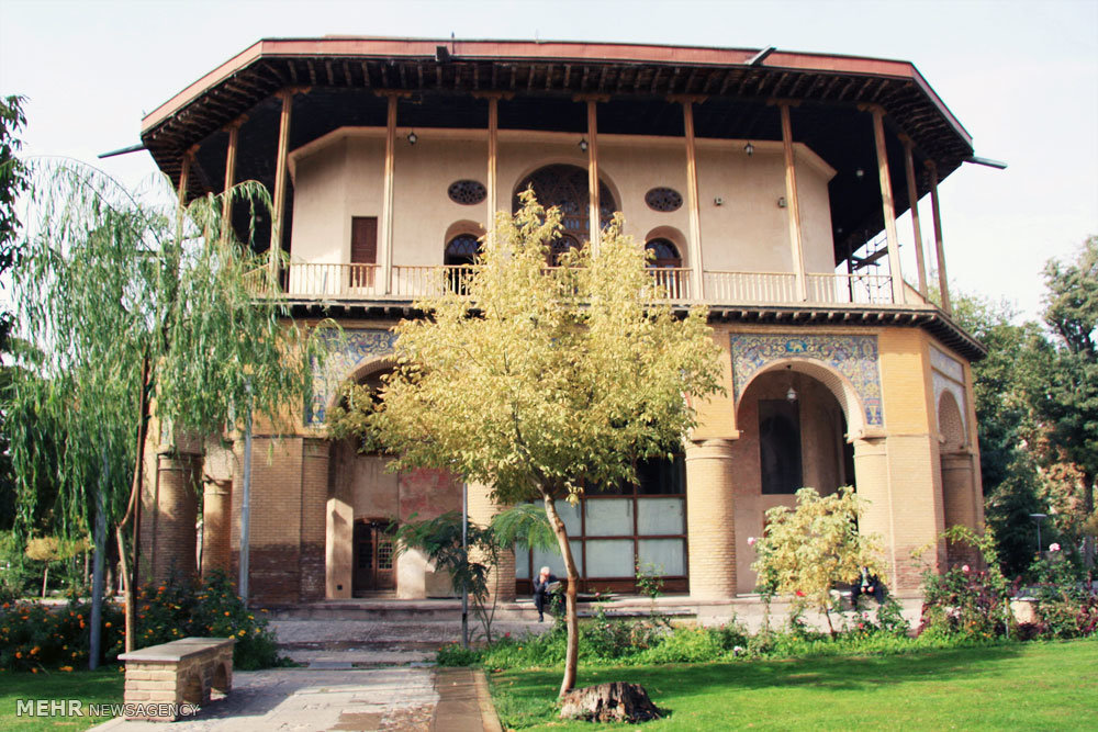 نصب ستون عمارت کلاه فرنگی رشت در دستور کار قرار گرفت