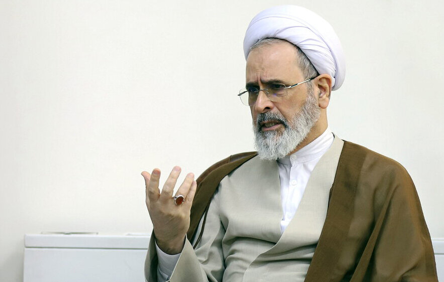 مهمترین وظیفه روحانیون معرفی نسل قدیم به نسل جدید است