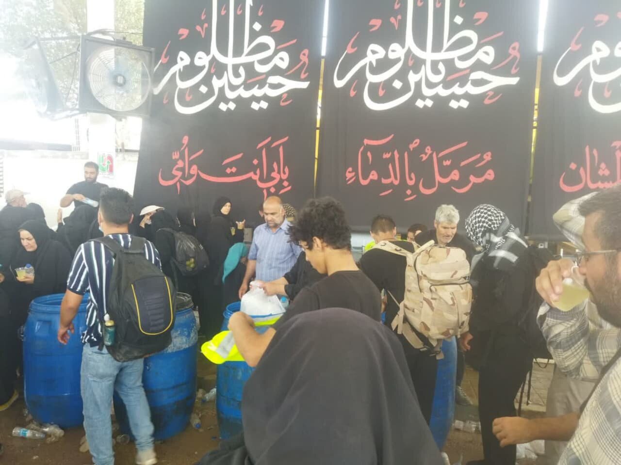 روزانه 10 هزار بطری آب بین زائران حسینی در مرز مهران توزیع می شود
