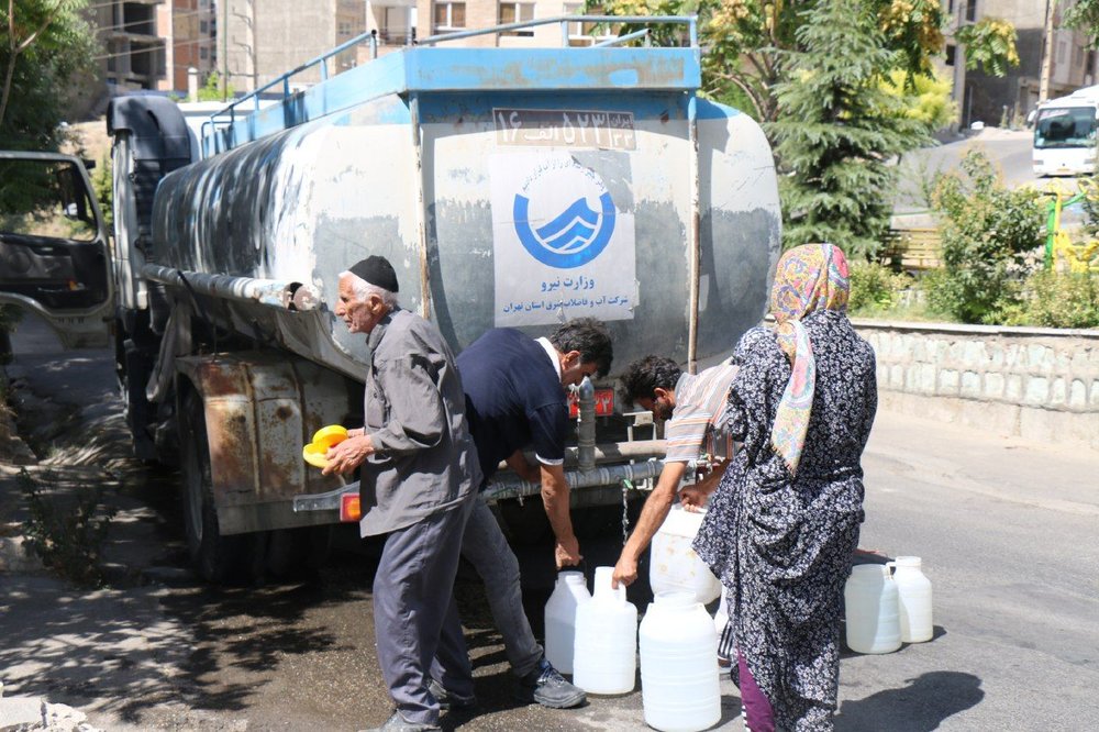 2 دستگاه تانکر سیار آبرسان به مرز مهران اعزام شد