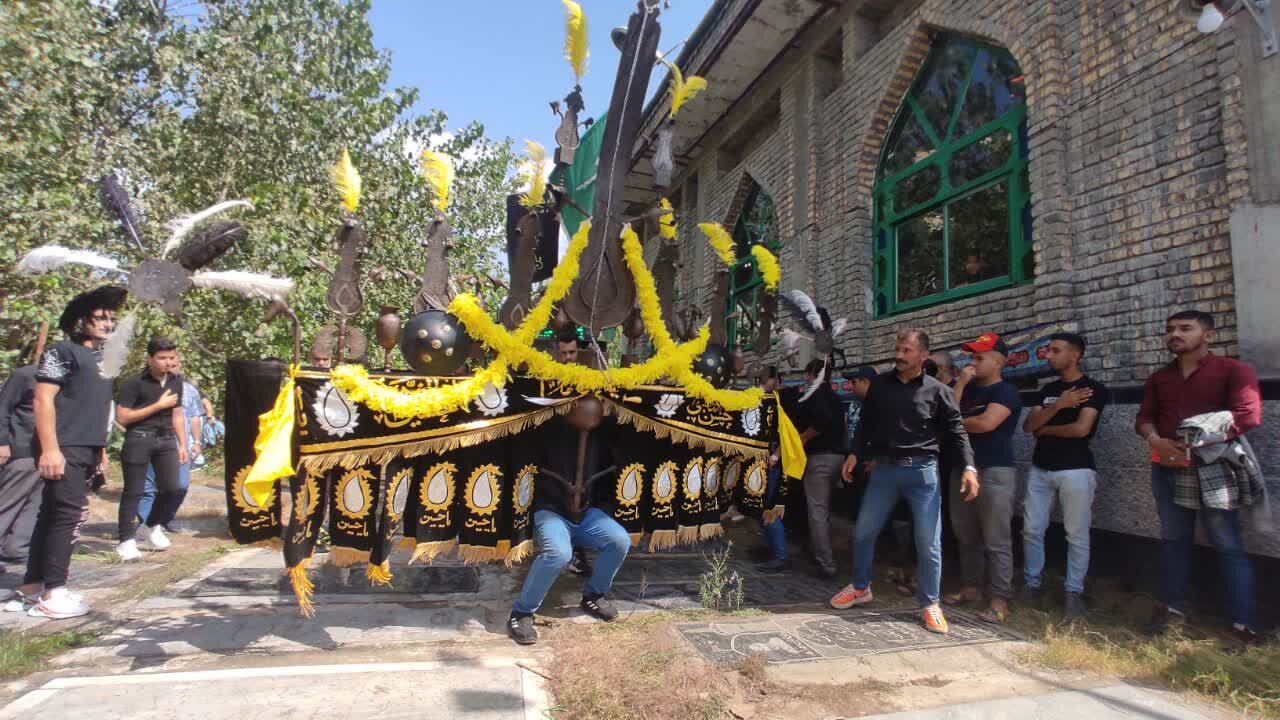 برگزاری آئین سنتی «علم واچینی» با قدمتی 200 ساله در آستانه اشرفیه