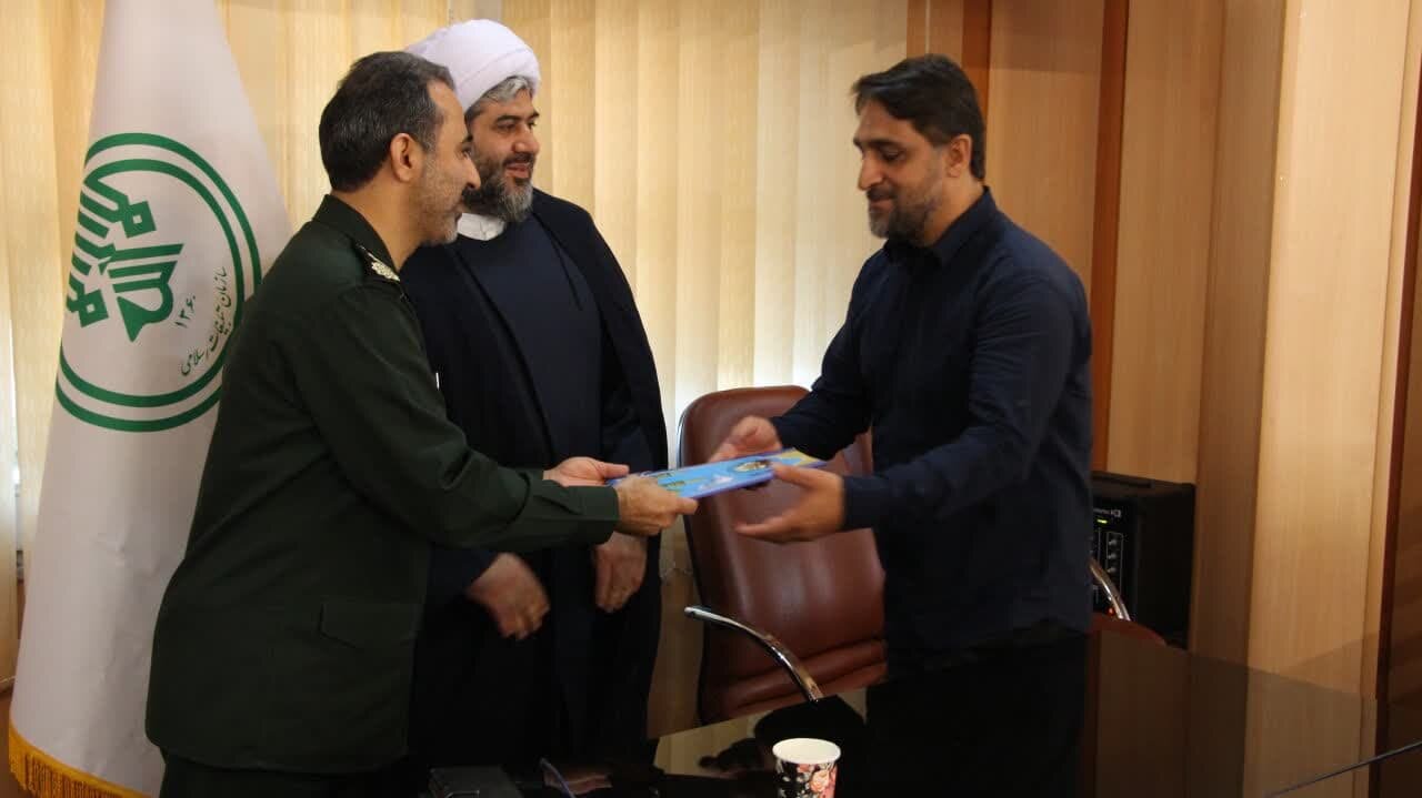 لبیک‌گوی فرامین رهبری در جهاد تبیین باشیم