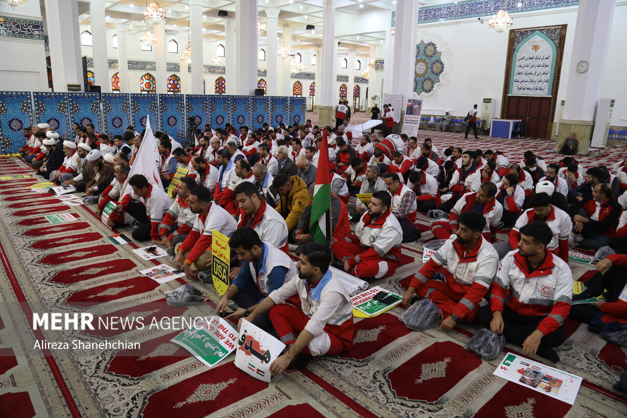 تجمع امدادگران و کادر درمان گیلان در مصلای رشت