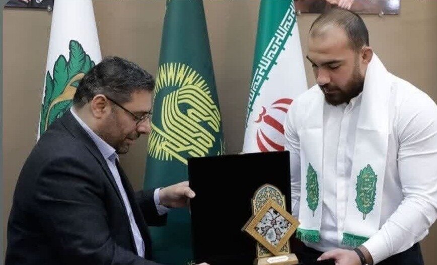 امیر حسین زارع 2 مدال طلا را به موزه آستان قدس اهدا کرد