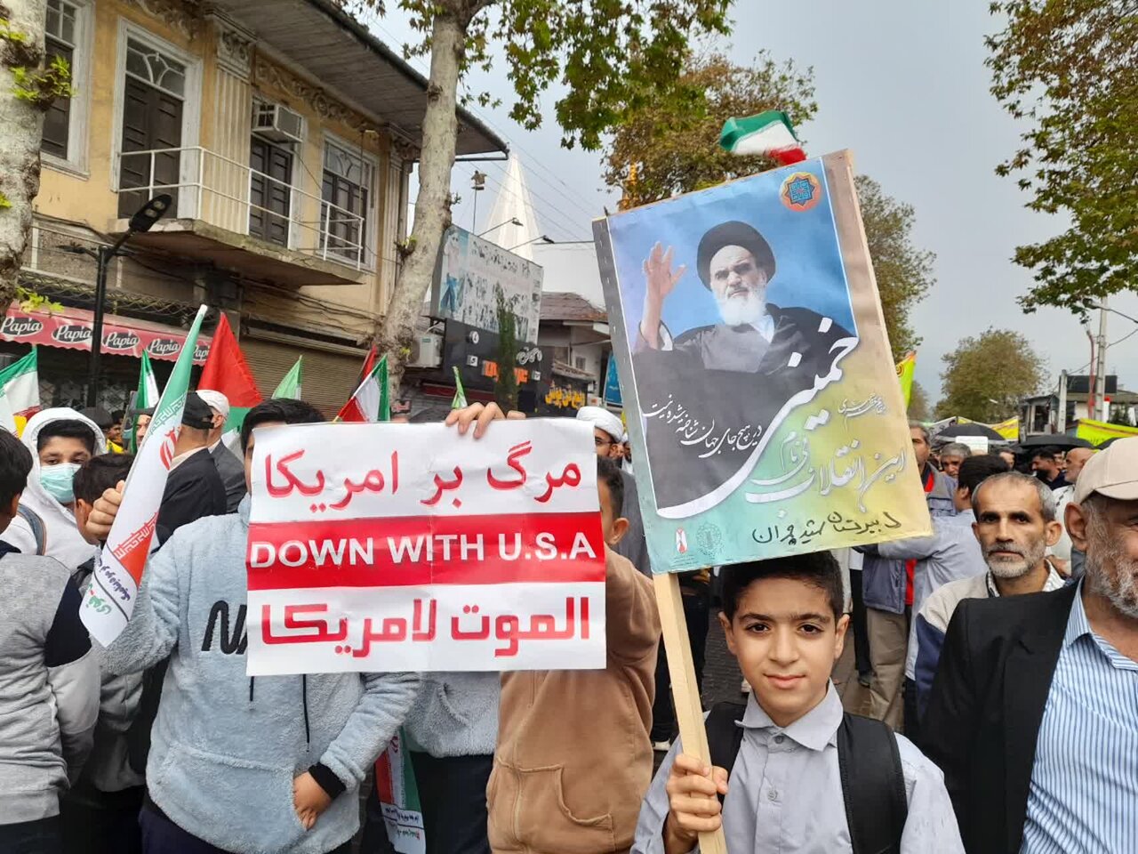 حضور پرشور دانش آموزان چابکسری در راهپیمایی 13 آبان