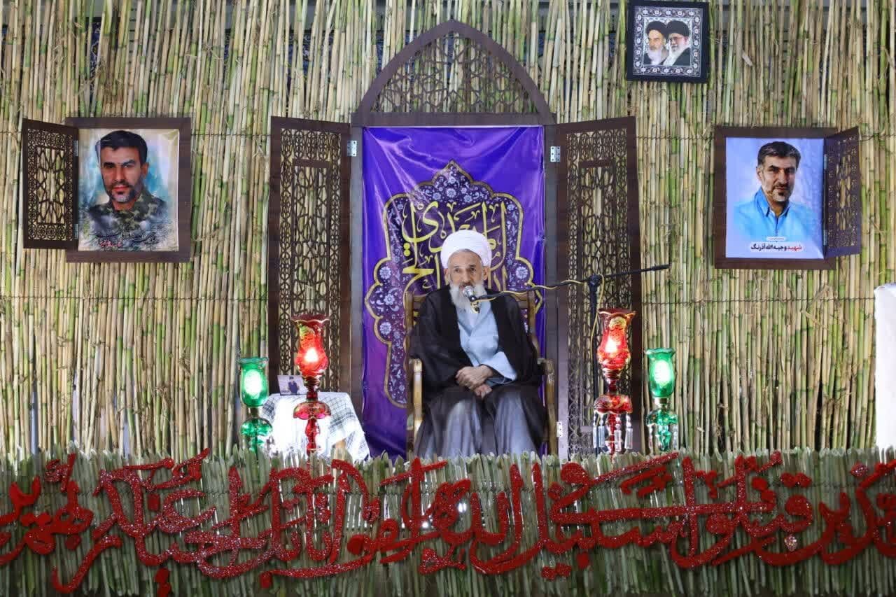 استقلال ملت ایران به برکت خون شهیدان است