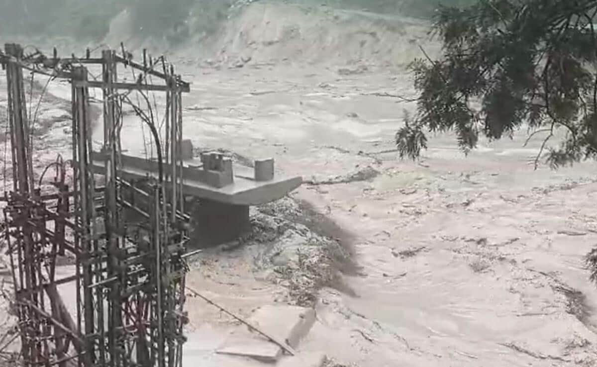 سرنشینان 5 خودرو در حاشیه رودخانه نور گرفتار سیلاب شدند
