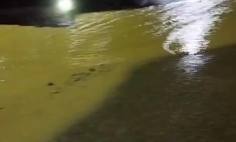 جاده لفور به بابلکنار زیر سیلاب رفت