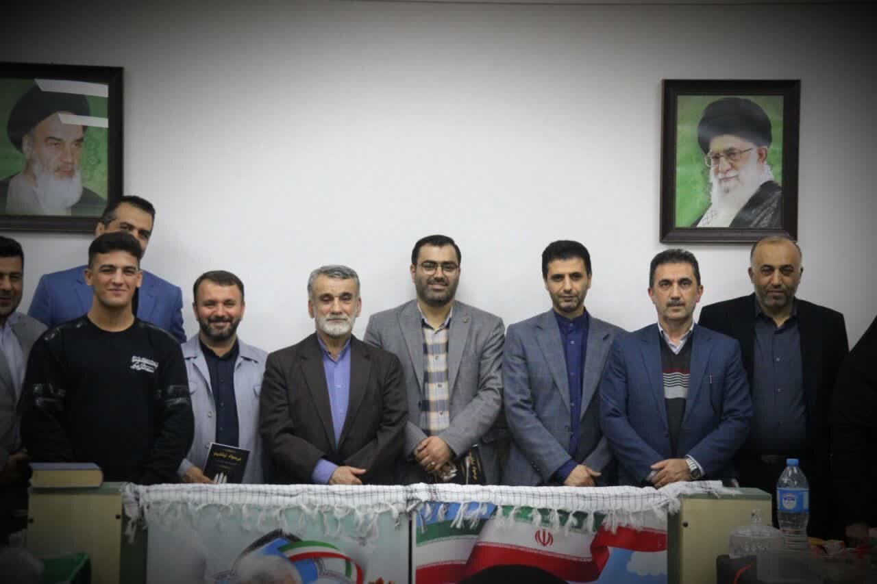 کتاب « بی سواد نباشیم» در ساری رونمایی شد