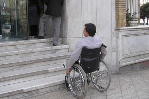 شهرداری و بانک ها در رفع موانع رفت و آمد معلولین همکاری کنند
