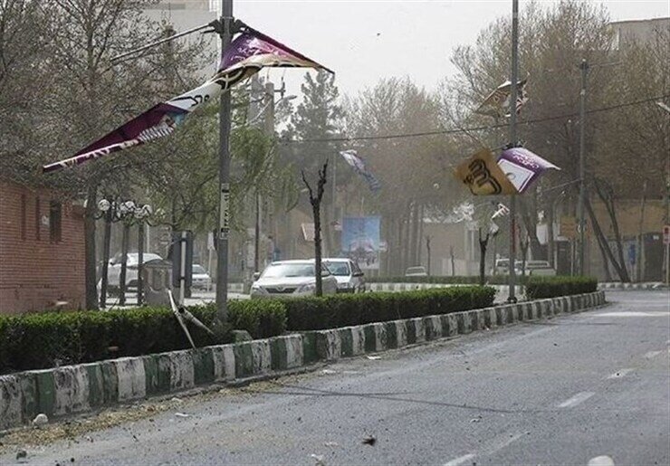 وزش باد شدید سبب سقوط 32 تیر فشار برق در گیلان شد