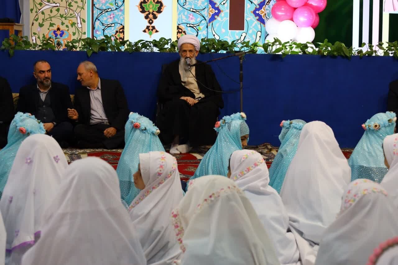 توجه به حجاب و نماز سبب حفاظت از آسیب ها می شود