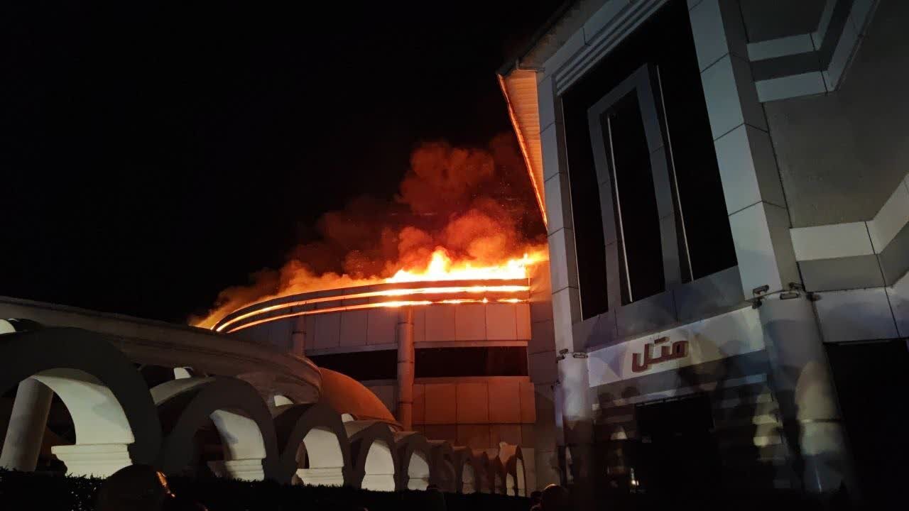 مهار آتش سوزی یک تالار در جاده انزلی/ 24 آتش نشان اعزام شدند