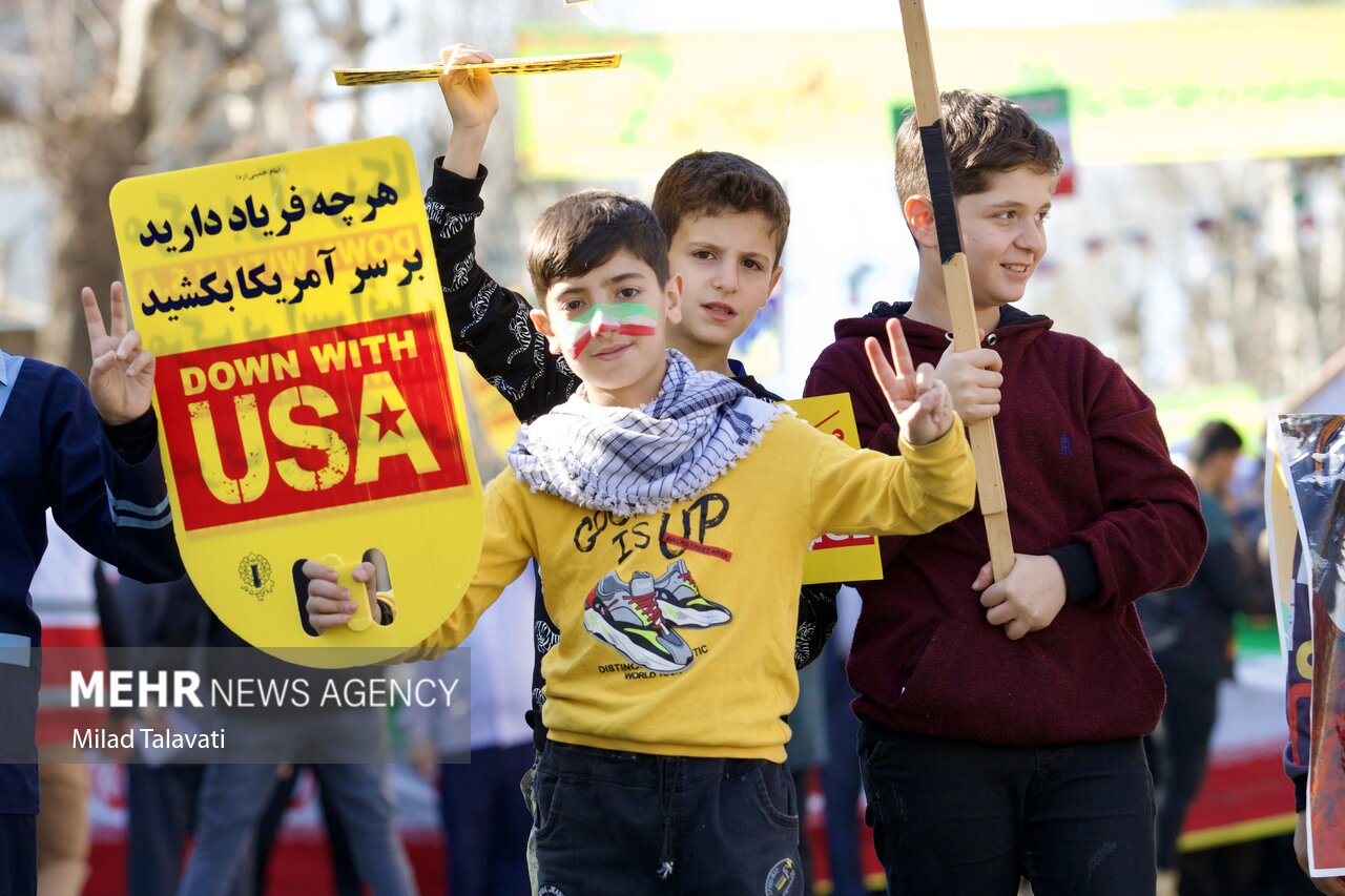 راهپیمایی 22 بهمن در شهر ماکلوان