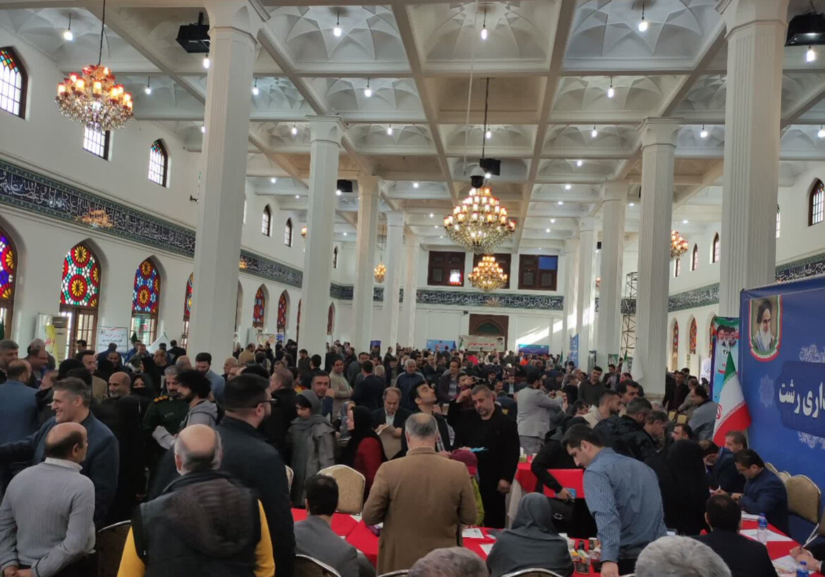 برپایی میز خدمت در مصلای نماز جمعه رشت