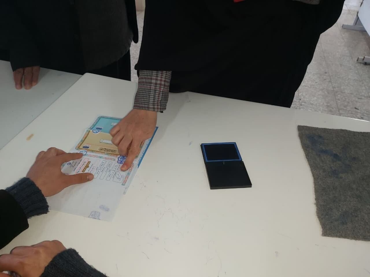 شور و نشاط در شعبه اخذ رای روستای کوهستانی شاهکوه