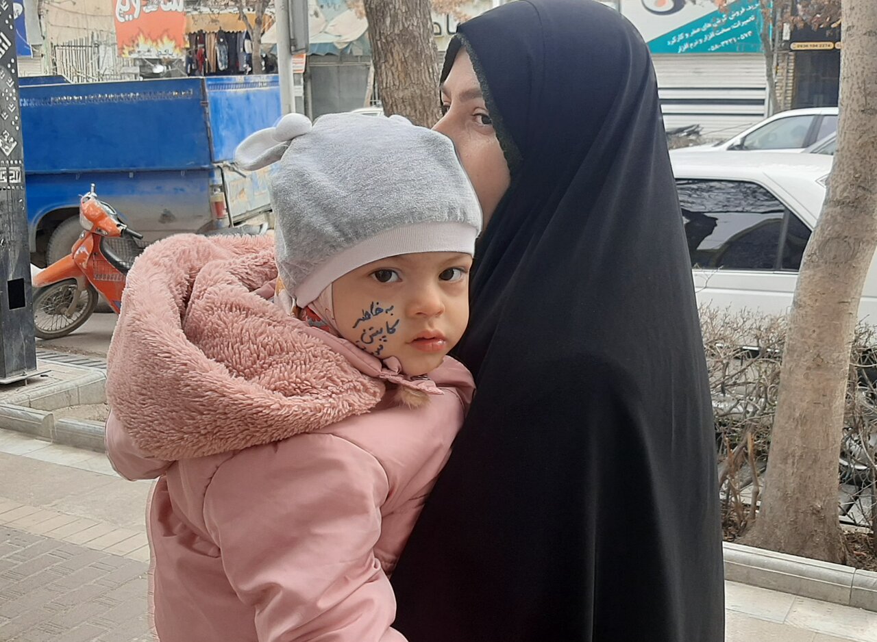 دختر کاپشن صورتی