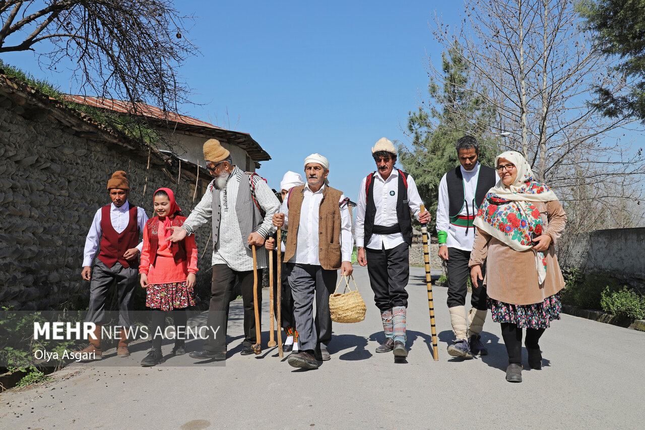 رسم خوش نوروزخوانی در روستای بالا جاده کردکوی