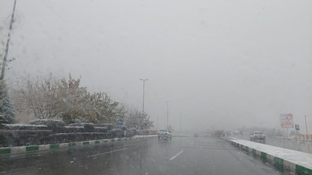بارش برف در کندوان/ تردد روان است